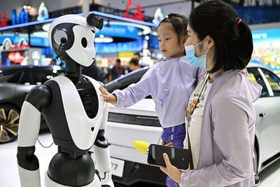 Los visitantes interactu?an con un robot de servicio humanoide de IA en la Expo. (foto de Guo Cheng _ Agencia de Noticias Xinhua).