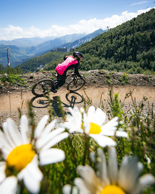 El Pirineo francés cambia los esquís por las bicicletas: 15 bike parks abren su temporada más ambiciosa
