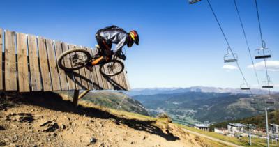 El Pirineo francés cambia los esquís por las bicicletas: 15 bike parks abren su temporada más ambiciosa