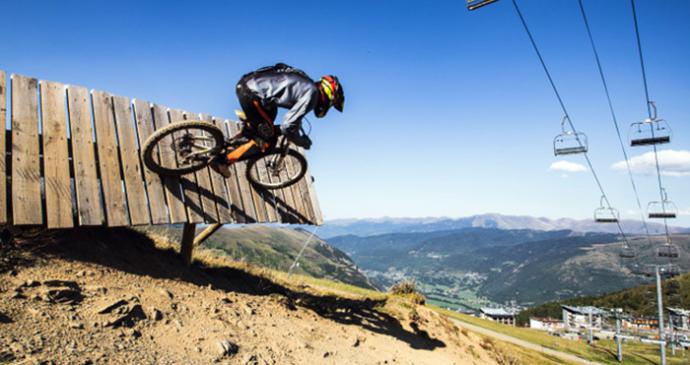 El Pirineo francés cambia los esquís por las bicicletas: 15 bike parks abren su temporada más ambiciosa