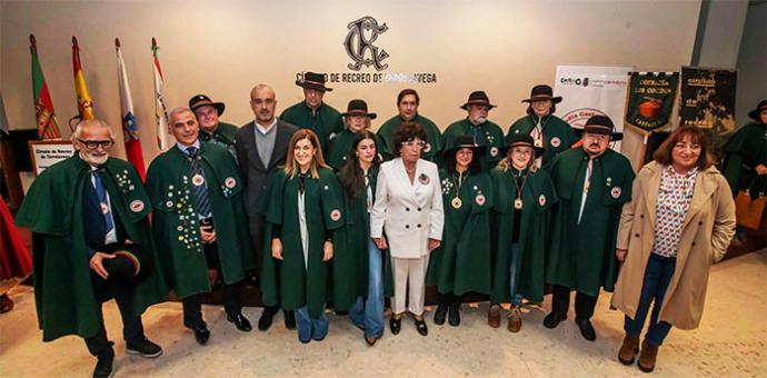 Nuevos cofrades de los Cocidos de Cantabria con las autoridades