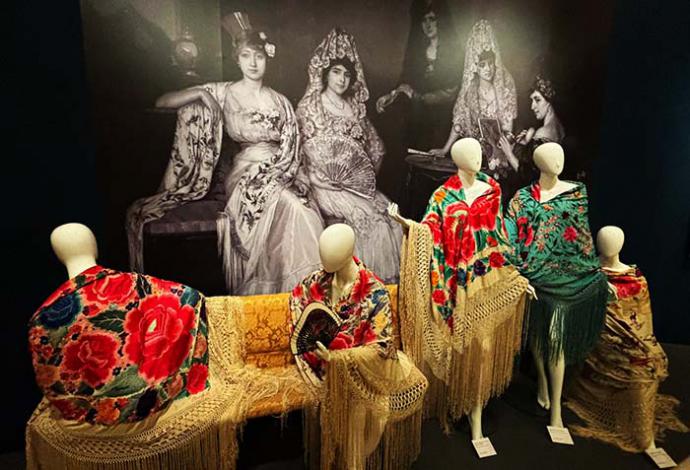 El Museo de Málaga acoge una exposición de Mantones de Manila de la colección Perraut