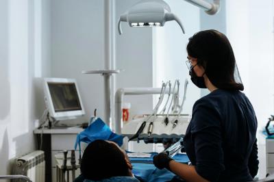 Por qué una limpieza dental anual es una inversión en salud