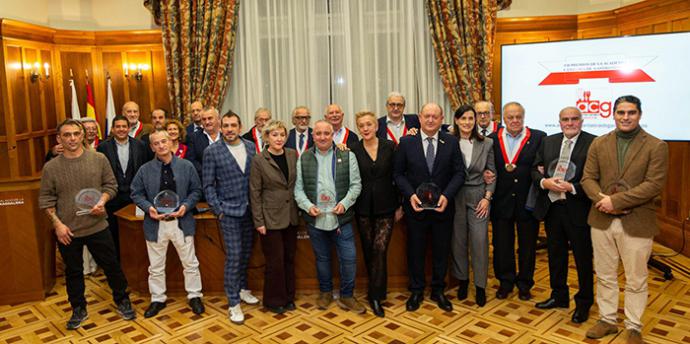 Premiados con los miembros de la Academia Cántabra de Gastronomía 2025