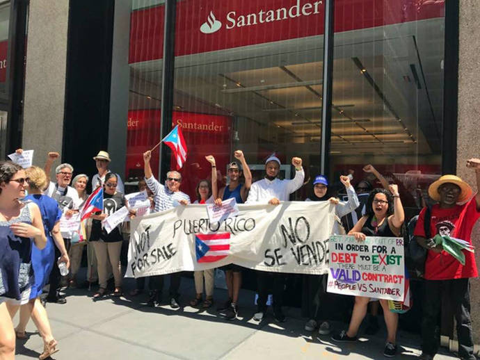 Un grupo de manifestantes frente a una sucursal del Banco Santander en Puerto Rico