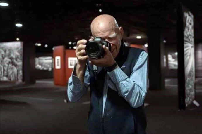 Sebastião Salgado fotografiado durante una exposición de sus trabajos en el Museo Nacional de Antropología de México. (Imagen de Secretaría de Cultura)