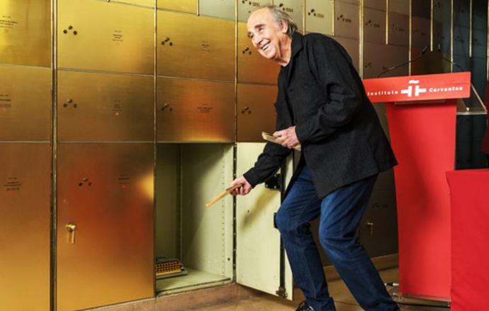 Joan Manuel Serrat introduce en la caja número 1276 un libro de Miguel Hernández. Foto: Instituto Cervantes / Nuria Iniesta Sepúlveda. 