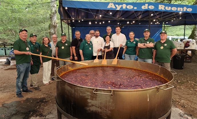 Dos mil raciones se repartieron en la Fiesta del Cocido en el monte de Ucieda