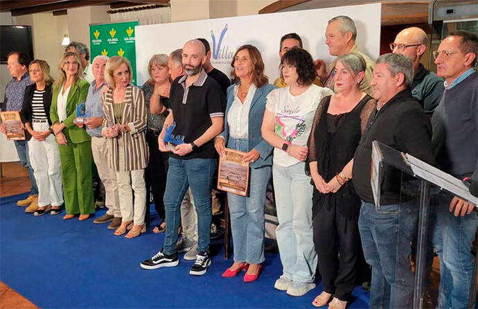La asociación de comerciantes presenta un álbum de cromos antiguos de la villa