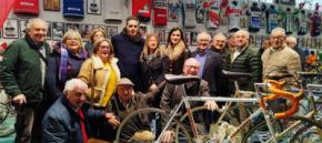 Miguel Indurain rodeado de amigos