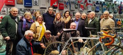 Miguel Indurain rodeado de amigos