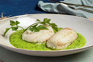 Skrei noruego en salsa verde