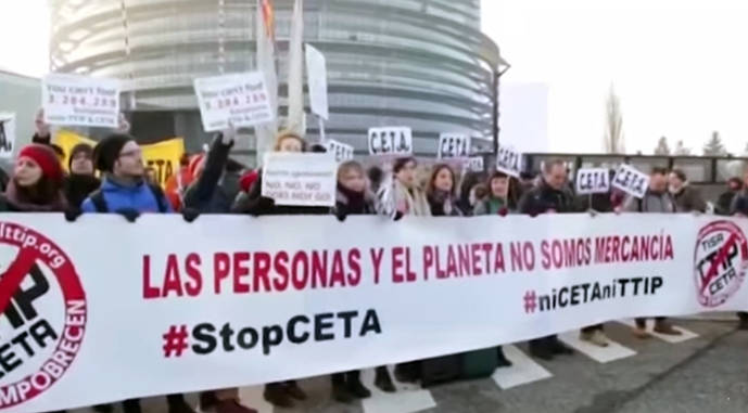 Activistas protestan en las puertas de la Eurocámara contra el CETA 