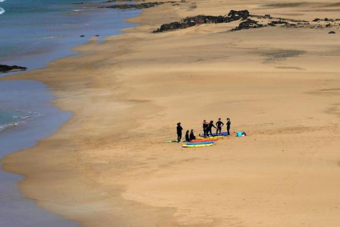 Surf para principiantes: las bases que debes conocer antes de subirte a la tabla
