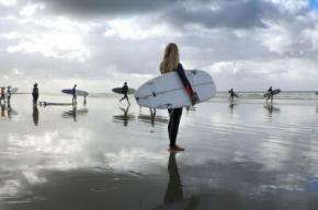 Surf para principiantes: las bases que debes conocer antes de subirte a la tabla