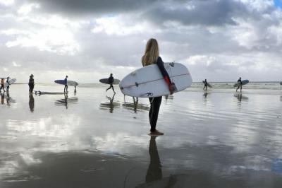 Surf para principiantes: las bases que debes conocer antes de subirte a la tabla