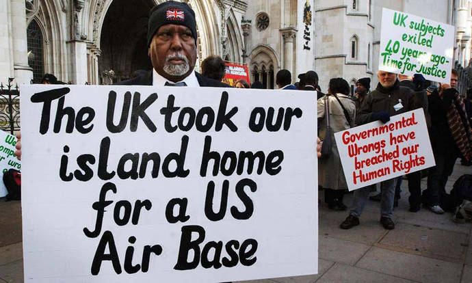 Foto de manifestantes oriundos de Chagos desplazados por las autoridades británicas debido a la base militar norteamericana ubicada en la Isla de Diego García