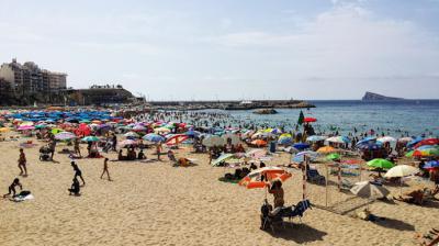 Los  8 municipios turísticos de sol y playa de mayor tamaño atienden al 20% de las pernoctacione (en la imagen una vista de Benidorm) (crédito foto: Pixabay.com- imagen de referencia)  