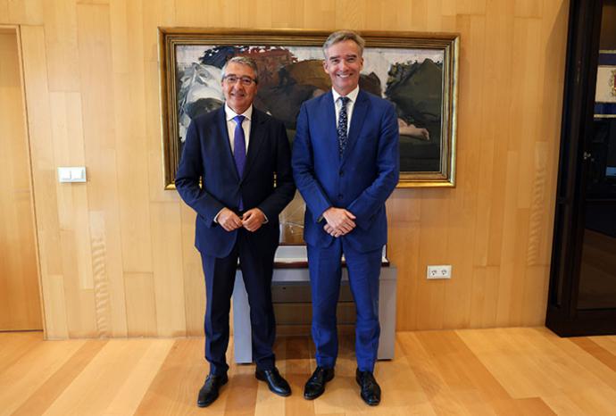 Salado recibe al nuevo embajador británico y destaca que la población residente en la provincia asciende a 70.000 personas