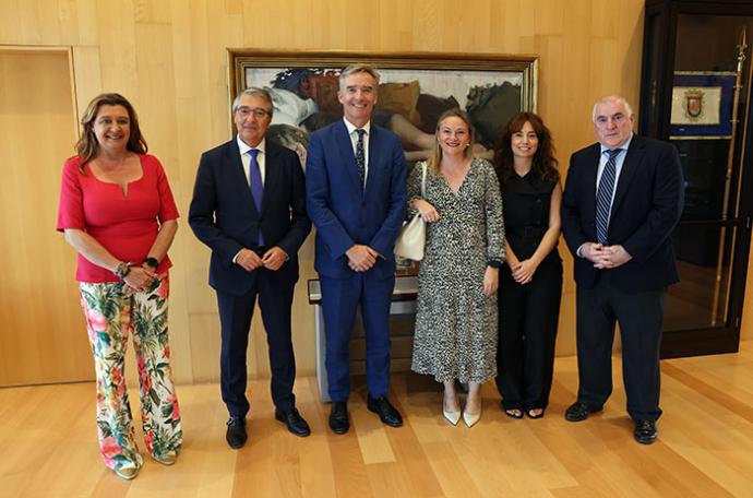 Salado recibe al nuevo embajador británico y destaca que la población residente en la provincia asciende a 70.000 personas