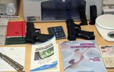 Armas de fuego, libros preparatorios para el matrimonio y pasaportes falsos, entre los objetos requisados por la Policía