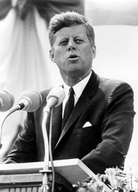 Estados Unidos decretó de manera oficial su embargo sobre Cuba el 7 de febrero de 1962, bajo el Gobierno de John F. Kennedy,