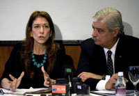 Miguel Jorge (d) confirmó que Brasil comenzó a exigir desde la semana pasada en las aduanas las licencias no automáticas de importación para un grupo de productos argentinos que se abstuvo de especificar.