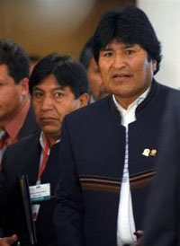 En la imagen de archivo, el canciller David Choquehuanca (segundo plano) junto al presidente Evo Morales
