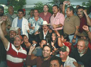 Zelaya, rodeado de sus partidarios en la embajada de Brasil de Honduras, celebra el acuerdo alcanzado con el gobierno de facto de Micheletti
