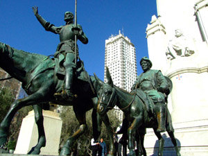 Don Quijote y Sancho Panza, al pie del monumento a Cervantes en la Plaza de España