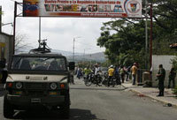 Soldados de la Guardia Nacional Venezolana vigilan este 3 de noviembre de 2009, la frontera entre Venezuela y Colombia en el puente internacional Simón Bolívar en la ciudad de San Antonio del Táchira. 