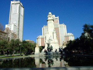 Monumento a Don Quijote y Sancho Panza. Al fondo a la izquierda la Torre de Madrid. Al centro y al fondo, el edificio España.