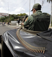 Un tanque venezolano apunta a territorio colombiano en la frontera entre ambos países