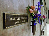 En la imagen de archivo el nicho de la estrella de cine Marilyn Monroe en el cementerio Westwood Village Memorial Park en Los Angeles. 