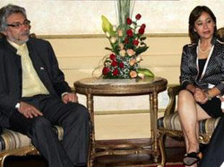 La ministra de la Mujer y de Desarrollo Social de Perú, Nidia Vilchez, con el presidente Lugo