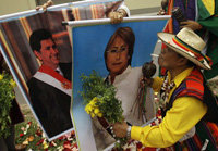 Un Chaman realiza un ritual con la fotografía de los presidentes Alan García y Michelle Bachelet, frente a la embajada de Chile en Lima. 

