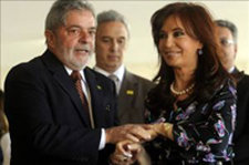 La presidenta de Argentina, Cristina Fernández (d), y su homólogo brasileño, Luiz Inácio Lula da Silva 