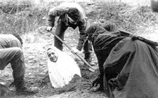 En la imagen de archivo, una mujer en los momentos previos se ejecución por lapidación