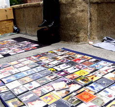 La venta ilegal de copias piratas de películas, vídeos y CD's ha llegado a convertirse en una fuerte industria paralela en muchos países...