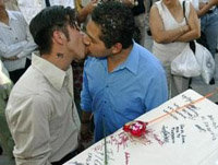 Una pareja de homosexuales se besa en Ciudad de México 

