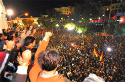 Hacia las 22.00 hrs (local de Bolivia) de ayer domingo, el presidente Morales salió al balcón del Palacio Quemado para recibir los vítores de la multitud que lo aclamaba