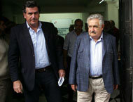 osé Mujica, presidente electo de Uruguay a la derecha en la imagen, junto a uno de sus colaboradores. 

