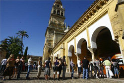 Colas de turistas para visitar la Mezquita.


