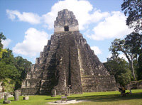 Pirámide de Tikal, cultura maya en Guatemala