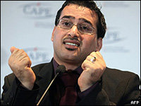 En la conferencia, Al-Zaidi reiteró que fue torturado en la cárcel de Irak.

