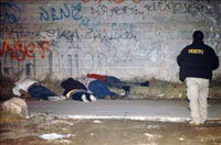 Un funcionario policial, en el área donde cuatro jóvenes fueron acribillados en Ciudad Juárez (México)