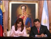 Chávez y Fernández firmaron el acuerdo que potenciará el tráfico aéreo entre los dos países

