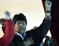 El presidente Evo Morales, tras su victoria, canta el Himno Nacional de su país junto a sus partidarios en la noche del domingo 6 en el Palacio Quemado