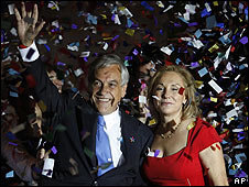 Sebastián Piñera y su esposa, Cecilia Morel, saludan a sus partidarios al conocerse los resultados de la primera vuelta electoral chilena