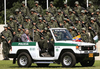 Álvaro Uribe y el director de la Policía Nacional, general Óscar Naranjo, pasan revista el pasado viernes 